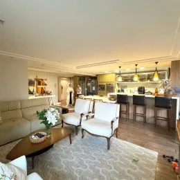 Foto da sala de estar com sofá e mesa de centro.
