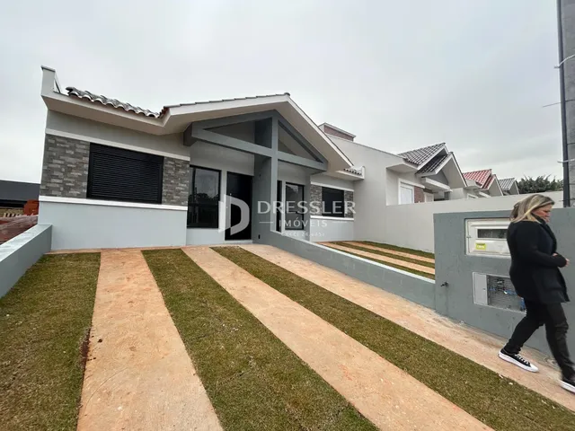 Fachada de uma casa moderna em Lajeado, Brasil, com jardim e calçada.