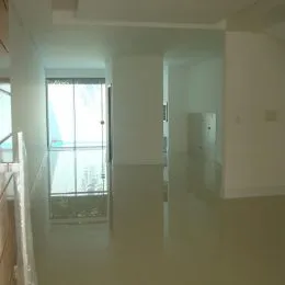 Foto de um corredor interno de um imóvel residencial.