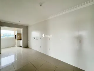 Ambiente interno de uma área de circulação em uma residência.