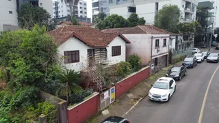 Fachada de uma casa residencial em Lajeado, Brasil, com jardim e cerca.