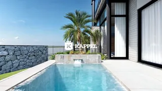Foto da piscina e da área externa de uma propriedade em Lajeado.