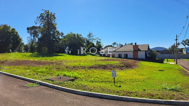 Vista da fachada de uma residência com gramado e vegetação ao redor em Lajeado, Brasil.
