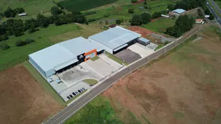 Vista aérea de um complexo de edifícios industriais em uma área rural.