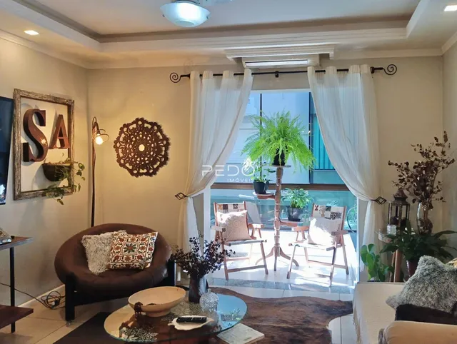 Sala de estar com decoração e vista para a área externa.