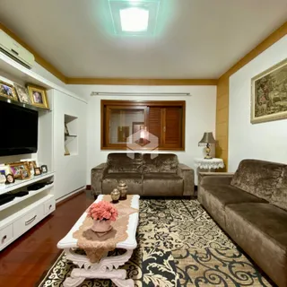 Foto da sala de estar com dois sofás e decoração.