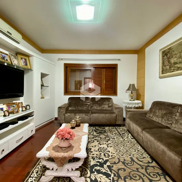 Foto da sala de estar com dois sofás e decoração.
