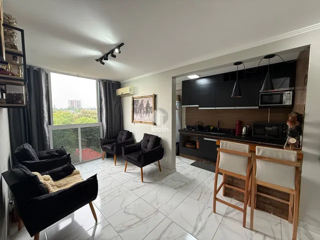 Sala de estar com sofá e piso de mármore branco.