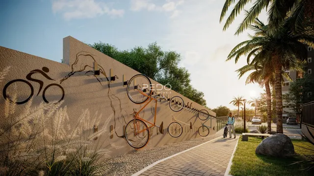Vista da fachada de uma residência em Lajeado, Brasil com mural de bicicletas.
