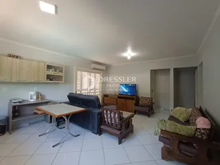 Sala de estar com móveis de madeira e piso cerâmico.
