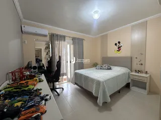 Quarto com cama e armário em um imóvel no Brasil.