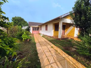 Fachada de uma casa em Lajeado, Brasil, com um caminho de pedras.