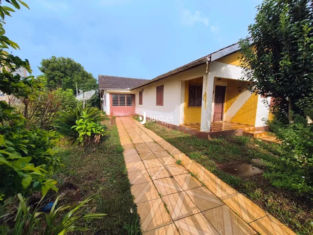 Fachada de uma casa em Lajeado, Brasil, com um caminho de pedras.