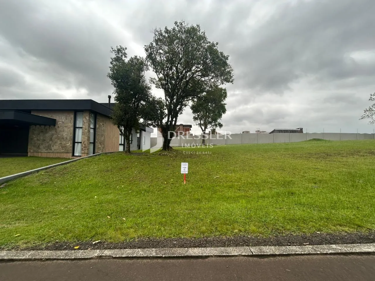 Vista externa de uma residência com gramado e árvores em Lajeado, Brasil.