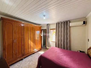 Quarto com armário de madeira e cama em um apartamento.