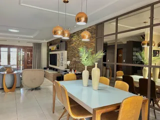 Vista de uma sala de jantar moderna com grandes janelas em um imóvel no Brasil.