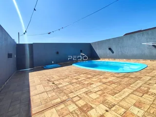Foto de uma área externa com piscina e pátio em Lajeado.