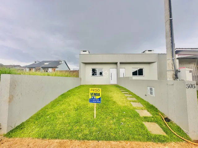 Fachada de uma casa em Lajeado, Brasil, com declive gramado.
