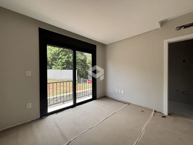 Vista interna de um cômodo com porta de vidro e vista para o exterior.