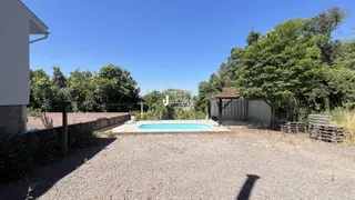 Foto da área externa com piscina e jardim em Lajeado.