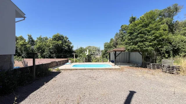 Foto da área externa com piscina e jardim em Lajeado.