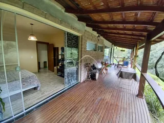 Varanda de madeira com vista para a mata em uma propriedade em Lajeado, Brasil.