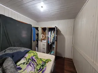 Quarto com cama e armário de roupas.