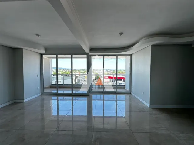 Sala com grandes portas de vidro que dão para a vista.