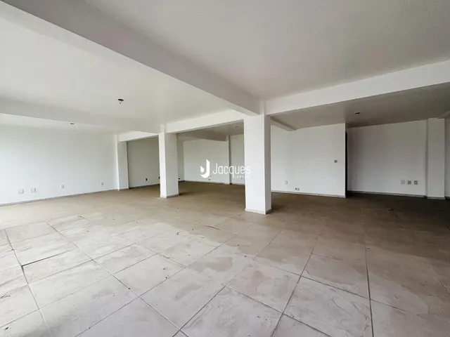 Foto de um ambiente interno vazio com piso de cerâmica.