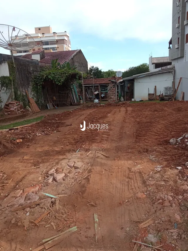 Vista de um terreno com solo de terra no exterior.