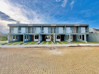 Fachada de uma casa moderna com varandas em Lajeado, Brasil.