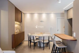 Uma sala de jantar moderna com mesa e cadeiras em um imóvel no Brasil.