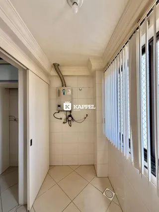 Hall de entrada com paredes brancas e piso de cerâmica.