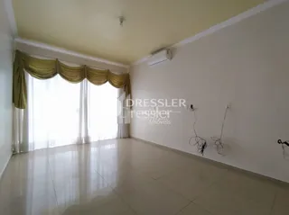 Interior de um ambiente com paredes brancas e cortinas claras.