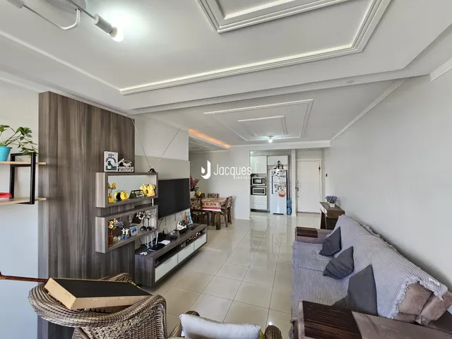 Sala de estar moderna com painel de madeira e decoração contemporânea.