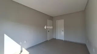 Vista interna de um ambiente com duas portas brancas.