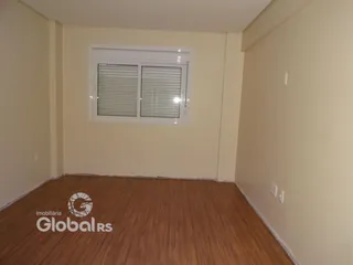 Foto de um cômodo interno com piso de madeira.