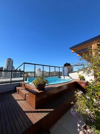 Varanda com piscina e deck de madeira em Lajeado.
