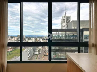 Vista da paisagem urbana de Lajeado vista através das janelas.