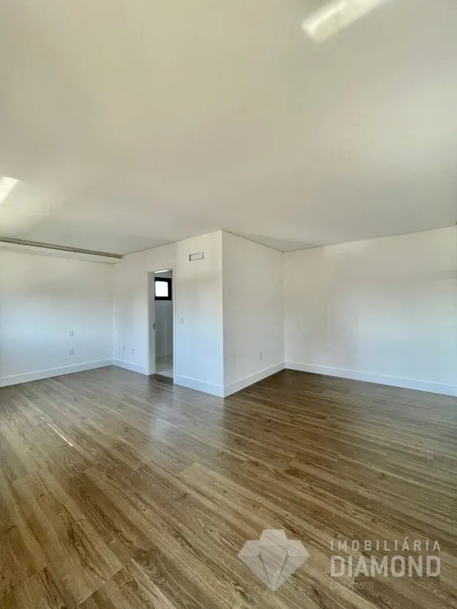 Ambiente interno com piso de madeira clara.