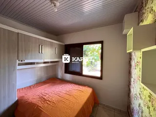 Quarto com cama e armários em um ambiente bem iluminado.