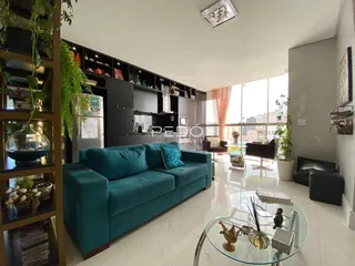 Sala de estar moderna com sofá azul e grandes janelas.