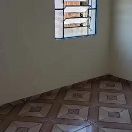 Vista de um piso de ladrilhos em um ambiente residencial.