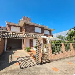 Fachada de um imóvel residencial com garagem coberta em Lajeado, Brasil.