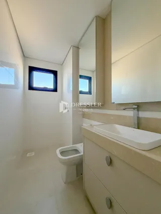 Foto do interior de um banheiro claro com revestimento de piso branco.