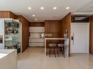 Cozinha com armários de madeira e piso claro.