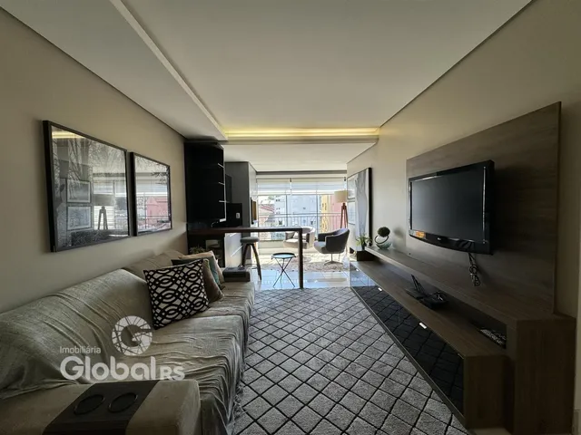 Sala de estar moderna com sofá e televisão em um apartamento.