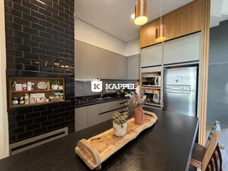 Cozinha moderna com armários cinzas e bancada escura.