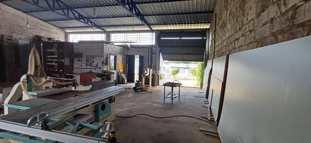 Foto de um espaço interno com estrutura de telhado metálico.
