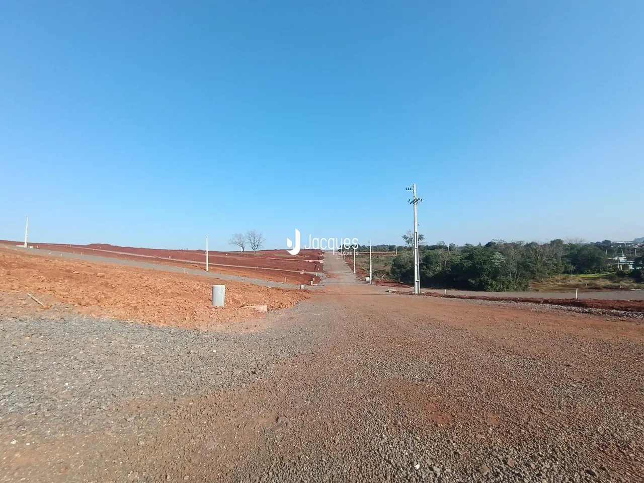 Vista aérea de uma área de terra vermelha no interior de Lajeado.